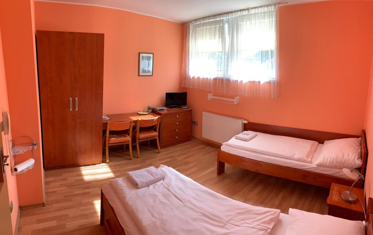 Penzion U Splavu Breclav Exterior photo